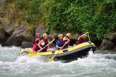 Nehir fırtınasında rafting yapan turistler (Firtina Deresi)