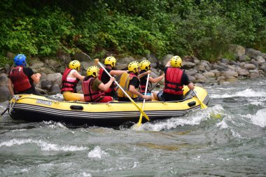 Nehir fırtınasında rafting yapan turistler (Firtina Deresi)