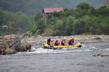 Nehir fırtınasında rafting yapan turistler (Firtina Deresi)