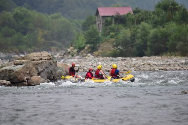 Nehir fırtınasında rafting yapan turistler (Firtina Deresi)