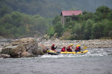 Nehir fırtınasında rafting yapan turistler (Firtina Deresi)