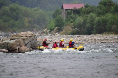 Nehir fırtınasında rafting yapan turistler (Firtina Deresi)