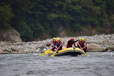 Nehir fırtınasında rafting yapan turistler (Firtina Deresi)