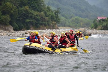 Nehir fırtınasında rafting yapan turistler (Firtina Deresi)