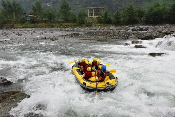 Туристи Які Нападають Бурю Річці Фіртіна Дересі — стокове фото