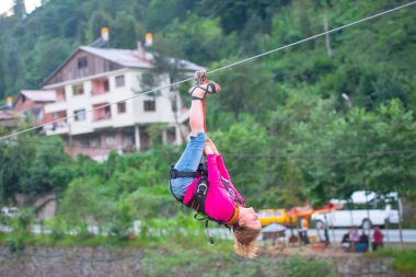 Firtina Nehri üzerinde çelik halatla kayma sporu yapan turist Camlihemsin, Rize, Türkiye 'de eğleniyor.