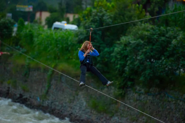 Tourist Mit Ausrüstung Stahlseilrutschsport Auf Dem Fluss Firtina Und Spaß — Stockfoto