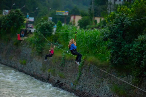 乘坐钢索拉链拉链运动设备的游客 在Firtina河 土耳其里兹 Camlihemsin玩得很开心 — 图库照片