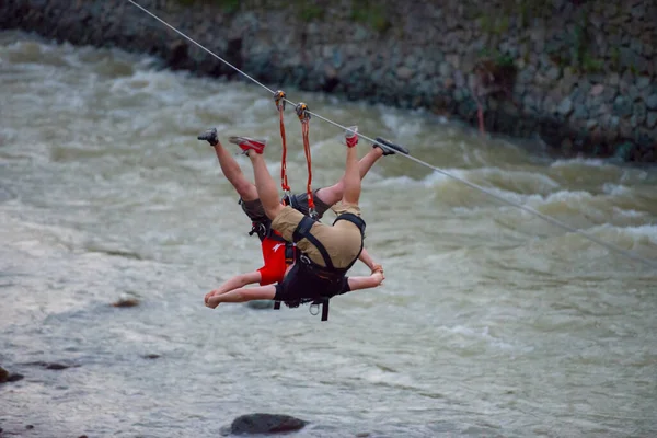 Firtina Nehri üzerinde çelik halatla kayma sporu yapan turist Camlihemsin, Rize, Türkiye 'de eğleniyor.