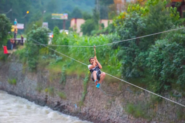Firtina Nehri Üzerinde Çelik Halatla Kayma Sporu Yapan Turist Camlihemsin — Stok fotoğraf
