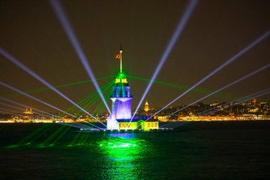 Yenilenmiş Bakire Kulesi, Marmara Denizi 'nde bir ışık gösterisi..