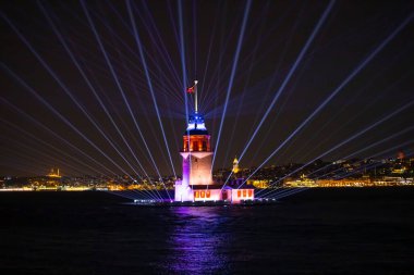 Yenilenmiş Bakire Kulesi, Marmara Denizi 'nde bir ışık gösterisi..