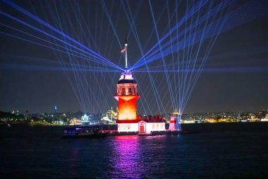 Yenilenmiş Bakire Kulesi, Marmara Denizi 'nde bir ışık gösterisi..