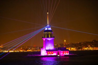 Yenilenmiş Bakire Kulesi, Marmara Denizi 'nde bir ışık gösterisi..