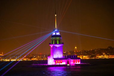 Yenilenmiş Bakire Kulesi, Marmara Denizi 'nde bir ışık gösterisi..