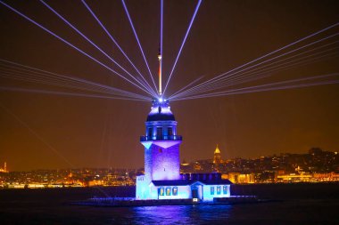 Yenilenmiş Bakire Kulesi, Marmara Denizi 'nde bir ışık gösterisi..