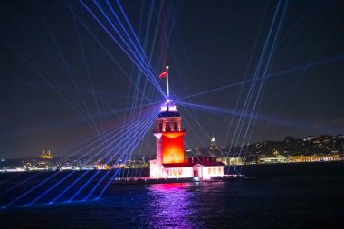 Yenilenmiş Bakire Kulesi, Marmara Denizi 'nde bir ışık gösterisi..