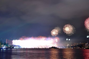  Türkiye Cumhuriyeti Günü kutlamaları sırasında İstanbul Boğazı 'nda havai fişek gösterisi
