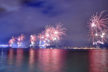  Türkiye Cumhuriyeti Günü kutlamaları sırasında İstanbul Boğazı 'nda havai fişek gösterisi