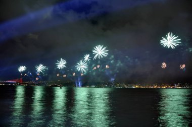  Türkiye Cumhuriyeti Günü kutlamaları sırasında İstanbul Boğazı 'nda havai fişek gösterisi