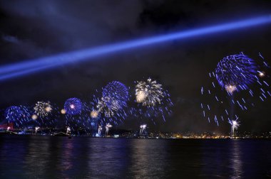  Türkiye Cumhuriyeti Günü kutlamaları sırasında İstanbul Boğazı 'nda havai fişek gösterisi