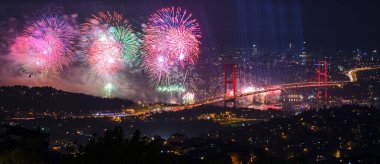 29 Ekim Cumhuriyet Günü (29 Ekim Cumhuriyet Bayrami) Havai fişekleri Kutlama Fotoğrafı, engelli Uskudar, İstanbul Türkiye