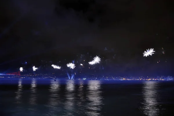 Фейерверки Над Босфорским Проливом Время Празднования Дня Турецкой Республики — стоковое фото