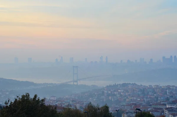 Самый Красивый Мост Стамбуле Мост Мучеников Июля Туманные Дни Мраморном — стоковое фото