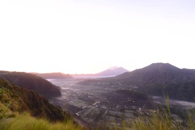 Endonezya, Bali 'deki Pinggan Hill' de muhteşem bir sabah manzarası..