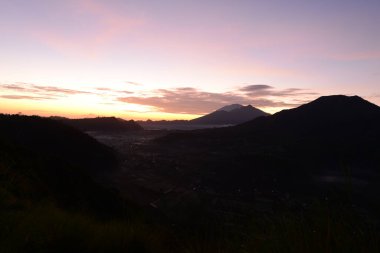 Endonezya, Bali 'deki Pinggan Hill' de muhteşem bir sabah manzarası..