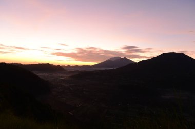 Endonezya, Bali 'deki Pinggan Hill' de muhteşem bir sabah manzarası..