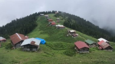 Türkiye 'nin Rize kentinde Karadeniz kıyısındaki Pokut platosunun hızlandırılmış videosu. Karadeniz Dağları 'nın geleneksel ahşap evleri. Pokut, Rize 'nin en yüksek rakımlı tatil beldelerinden biridir..