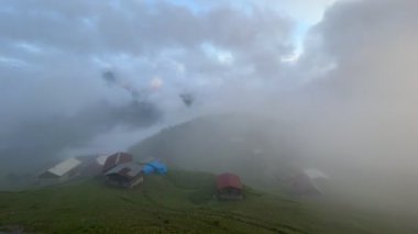 Türkiye 'nin Rize kentinde Karadeniz kıyısındaki Pokut platosunun hızlandırılmış videosu. Karadeniz Dağları 'nın geleneksel ahşap evleri. Pokut, Rize 'nin en yüksek rakımlı tatil beldelerinden biridir..