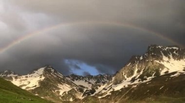 Kakar Dağları üzerindeki gökkuşağı simetrik bir görüntüye sahiptir