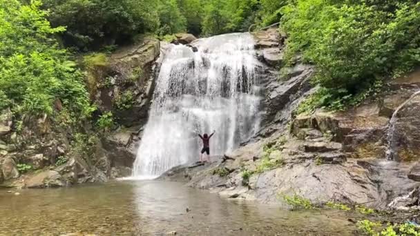 Homme Montrant Force Relaxant Sous Cascade — Video