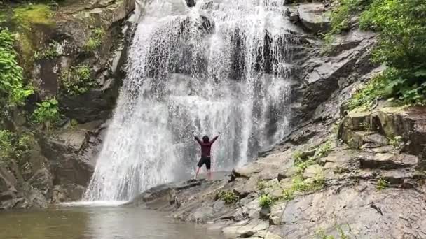 Чоловік Показує Силу Розслабляється Під Водоспадом — стокове відео