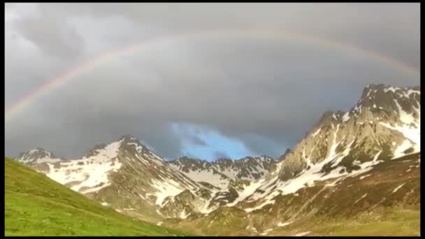 카카르 산맥을 가로지르는 무지개는 대칭을 이루는 모습을 — 비디오