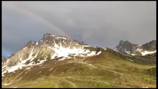 Rainbow Över Kakar Bergen Har Symmetrisk Bild — Stockvideo