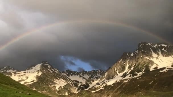 Kakar Dağları Üzerindeki Gökkuşağı Simetrik Bir Görüntüye Sahiptir — Stok video