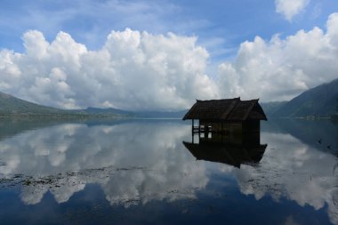 Batur Gölü 'nün ortasında terk edilmiş bir ev, Kintamani, Bali, Endonezya