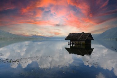 Batur Gölü 'nün ortasında terk edilmiş bir ev, Kintamani, Bali, Endonezya