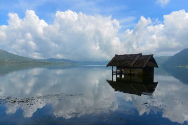 Batur Gölü 'nün ortasında terk edilmiş bir ev, Kintamani, Bali, Endonezya