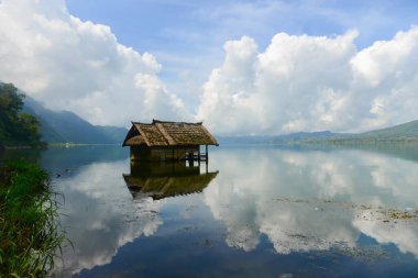 Batur Gölü 'nün ortasında terk edilmiş bir ev, Kintamani, Bali, Endonezya