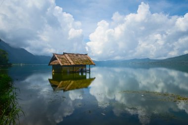 Batur Gölü 'nün ortasında terk edilmiş bir ev, Kintamani, Bali, Endonezya