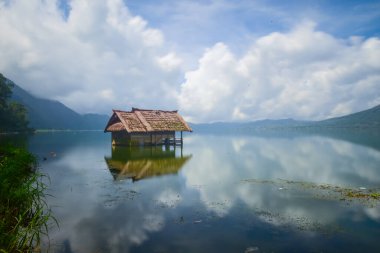 Batur Gölü 'nün ortasında terk edilmiş bir ev, Kintamani, Bali, Endonezya