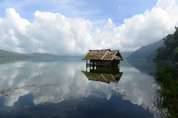 Ένα Εγκαταλελειμμένο Σπίτι Στη Μέση Της Λίμνης Batur Kintamani Μπαλί — Φωτογραφία Αρχείου