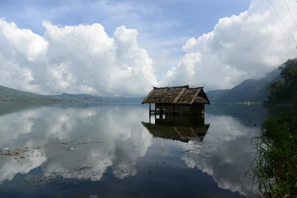 Ein Verlassenes Haus Inmitten Des Batur Sees Kintamani Bali Indonesien — Stockfoto