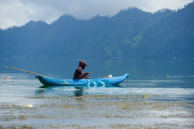 Batur Gölü, Kintamani, Bangli, Bali, Endonezya, gölde balık tutan balıkçılar