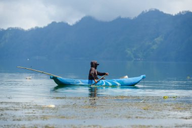 Batur Gölü, Kintamani, Bangli, Bali, Endonezya, gölde balık tutan balıkçılar