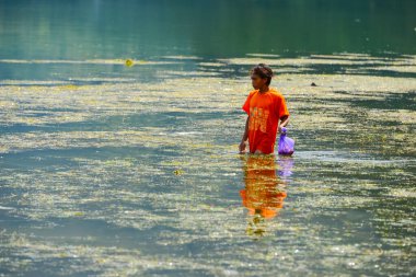 Batur Gölü, Kintamani, Bangli, Bali, Endonezya, gölde balık tutan balıkçılar